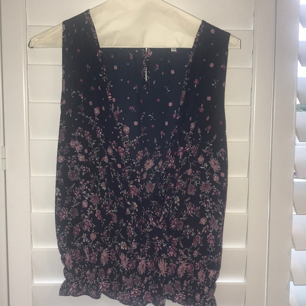 Sleeveless top with elastic waist